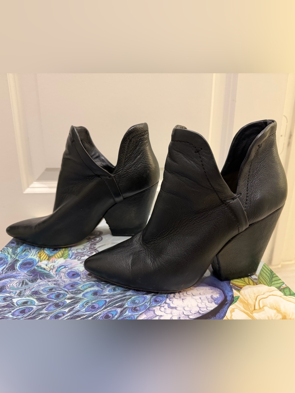 Splendid Black Leather Pointed Toe V Cut Ankle Booties 8.5